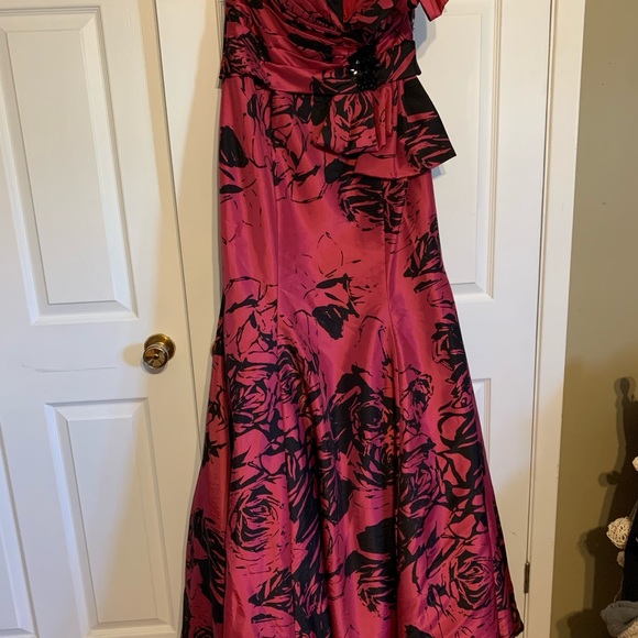 Dress - Picture 2 of 6